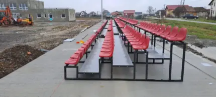 Tribună cu scaune